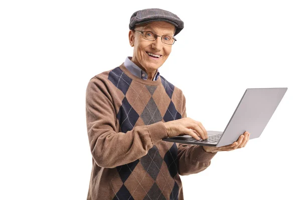 Улыбающийся Пожилой Человек Держащий Ноутбук Смотрящий Камеру Белом Фоне — стоковое фото