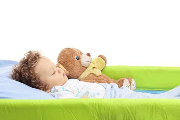 Menino Dormindo Com Seu Ursinho Pelúcia Berço Isolado Fundo Branco — Fotografia de Stock