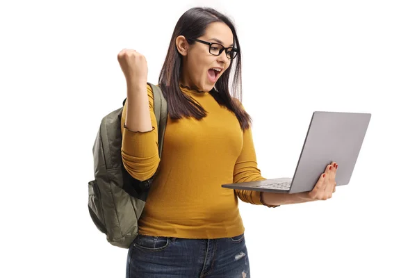 Podekscytowany Kobiet Student Stojący Trzymając Laptop Białym Tle — Zdjęcie stockowe