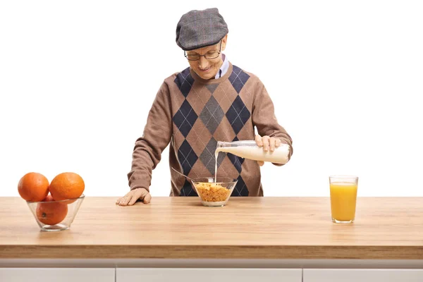 Senior Man Gieten Melk Een Kom Van Granen Een Houten — Stockfoto