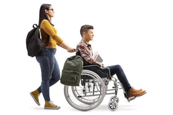 Pełna Długość Profilu Strzał Kobiet Student Pchanie Studentowi Wózku Inwalidzkim — Zdjęcie stockowe