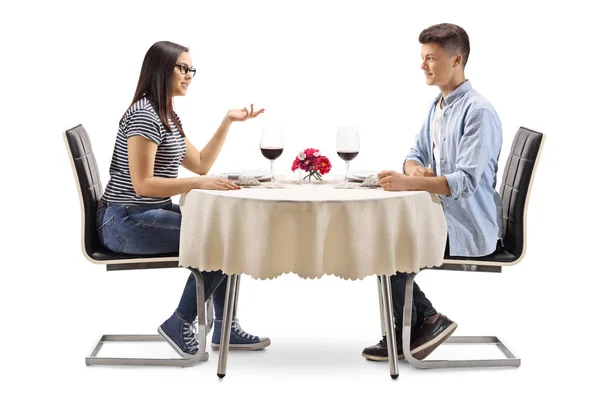 Чоловіки Жінки Підлітки Сидять Столом Ресторану Розмовляють Ізольовано Білому Тлі — стокове фото