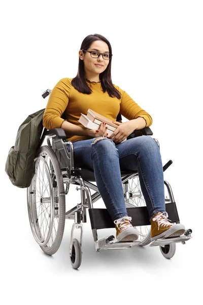 白い背景で隔離の本を保持している車椅子の女性学生の全身ショット — ストック写真