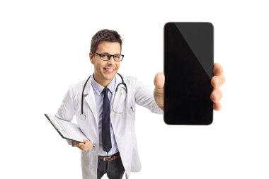 Bir cep telefonu beyaz arka plan üzerinde izole kamera önünde tutan genç erkek doktor