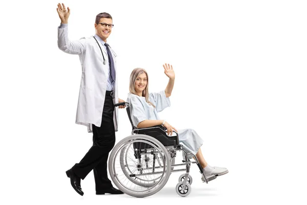 Fuld Længde Skudt Ung Mandlig Læge Kvindelig Patient Kørestol Vinker - Stock-foto