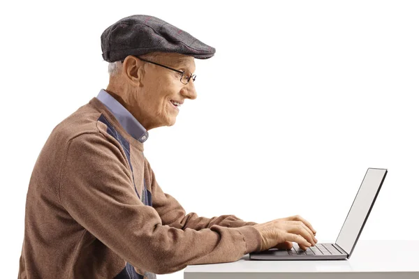 Perfil Hombre Mayor Sentado Escribiendo Ordenador Portátil Aislado Sobre Fondo — Foto de Stock