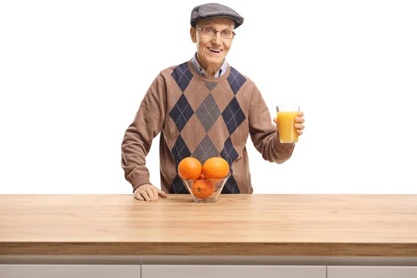 Idősebb Ember Aki Egy Pohár Narancslé Mögött Egy Fából Készült — Stock Fotó