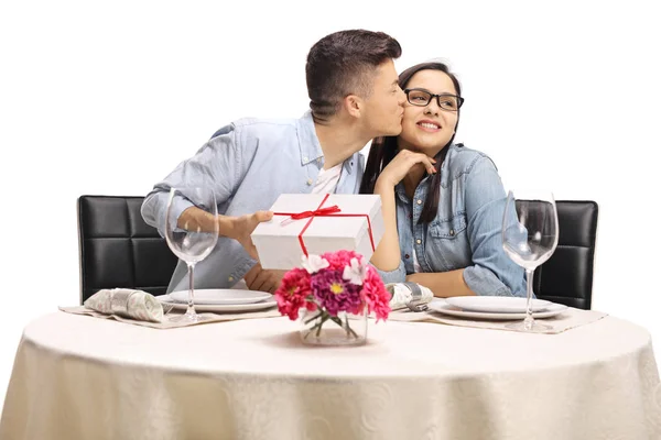 Jonge Man Zitten Aan Tafel Van Een Restaurant Een Meisje — Stockfoto