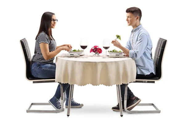 Full Längd Profil Ung Manlig Och Kvinnlig Äta Sallad Restaurang — Stockfoto