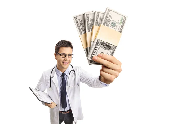 Χαμογελώντας Αρσενικό Γιατρός Κρατάει Στοίβες Των Χρημάτων Που Απομονώνονται Λευκό — Φωτογραφία Αρχείου