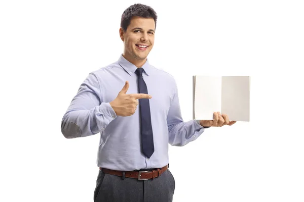 年轻的专业男子拿着一个笔记本与空白页和指向查出在白色背景 — 图库照片