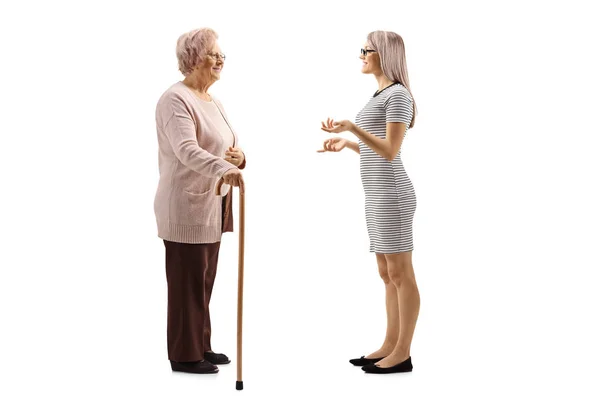 Pełna Długość Profilu Strzał Młodą Kobietą Rozmawiać Starszy Kobieta Laską — Zdjęcie stockowe