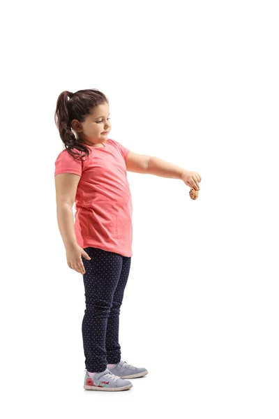 Largura Completa Una Niña Sosteniendo Una Galleta Mirando Hacia Abajo — Foto de Stock