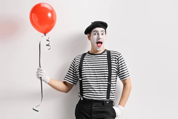 Pantomime Hält Einen Roten Luftballon Der Hand Und Lehnt Einer — Stockfoto