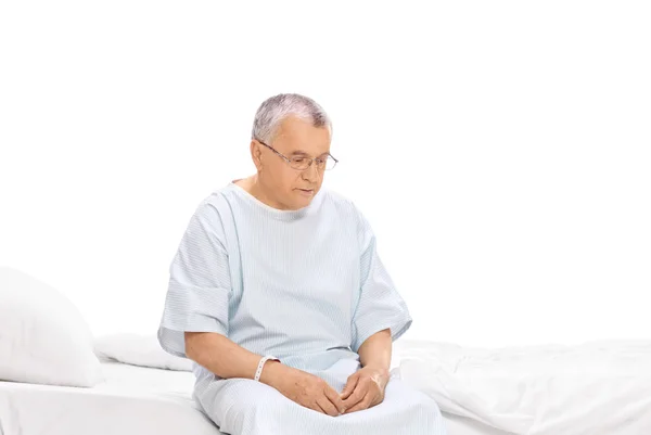 Zamyšlený Starší Pacient Sedí Posteli Izolované Bílém Pozadí — Stock fotografie