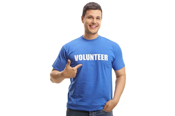 Voluntario Sonriente Señalando Camiseta Aislada Sobre Fondo Blanco —  Fotos de Stock