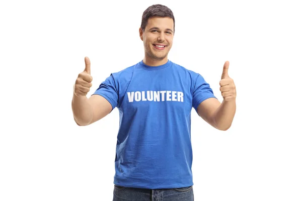 身穿蓝色 T恤的年轻人志愿者在白色背景下竖起大拇指 — 图库照片