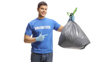 Beyaz arka planda izole onu işaret eden bir plastik çöp torbası ile genç erkek gönüllü