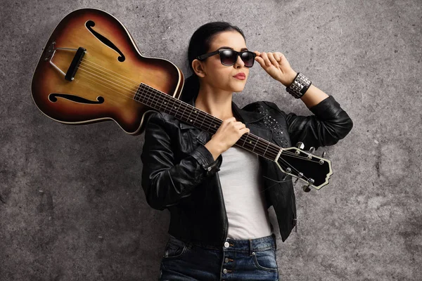 Jogadora Guitarra Feminina Apoiada Uma Parede Cinza Enferrujada — Fotografia de Stock