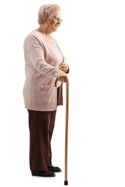 Полный Снимок Пожилой Женщины Стоящей Тростью Белом Фоне — стоковое фото