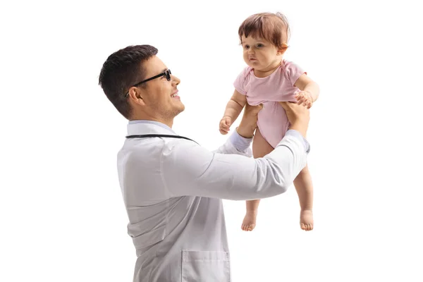 年轻的男医生抱着一个女婴在空气中被隔绝在白色背景 — 图库照片