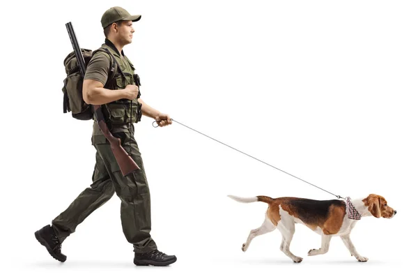 Profilo Completo Cacciatore Che Cammina Con Cane Beagle Guinzaglio Isolato — Foto Stock