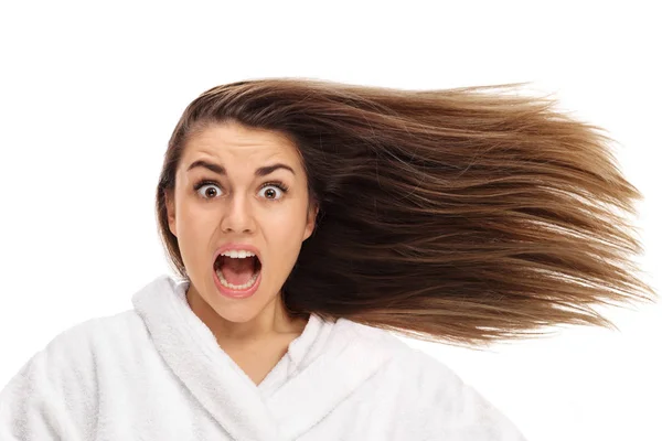 Schockierte Frau Bademantel Mit Zur Seite Gewehten Haaren Auf Weißem — Stockfoto