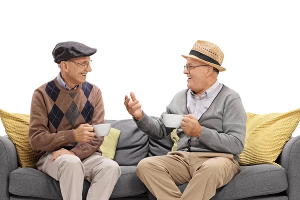 Dois Homens Idosos Sentados Sofá Bebendo Café Isolado Fundo Branco — Fotografia de Stock