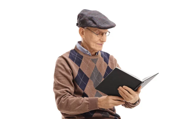 Senior Man Het Lezen Van Een Boek Geïsoleerd Witte Achtergrond — Stockfoto