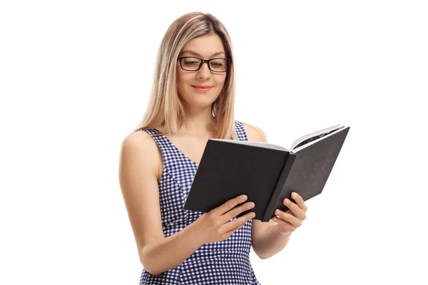 Giovane Donna Bionda Che Legge Libro Isolato Sfondo Bianco — Foto Stock