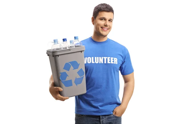 Sorrindo Voluntário Masculino Segurando Uma Lixeira Plástico Com Garrafas Posando — Fotografia de Stock