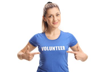 Beyaz arka planda izole bir gönüllü işareti ile onu t-shirt işaret genç kadın