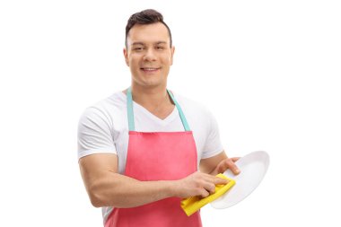Beyaz arka plan üzerinde izole bir tabak silerek apronda genç adam