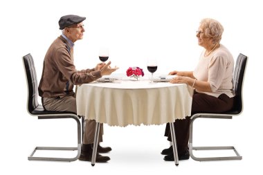 Yaşlı adam ve beyaz arka plan üzerinde izole bir restoran masada yemek yerken kadın