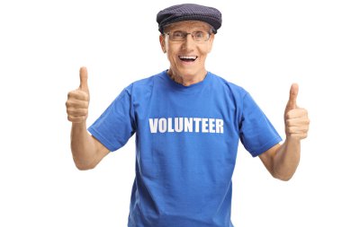 Neşeli yaşlı erkek bir mavi t-shirt gösteren başparmak yukarıya beyaz arka plan üzerinde izole gönüllü