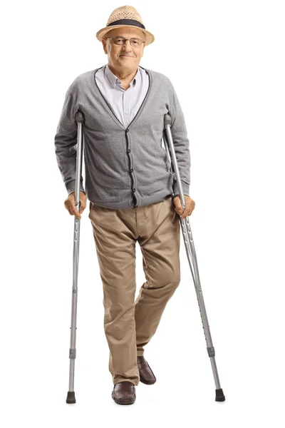 Retrato Comprimento Total Homem Sênior Andando Com Muletas Sorrindo Para — Fotografia de Stock