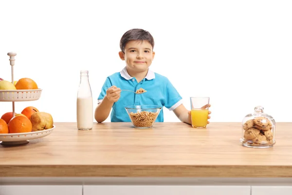 Pequeno Estudante Comendo Cereais Bebendo Suco Laranja Balcão Madeira Isolado — Fotografia de Stock