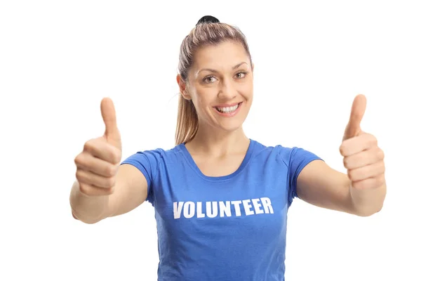 年轻的女志愿者显示竖起大拇指 微笑着对着在白色背景上孤立的镜头 — 图库照片