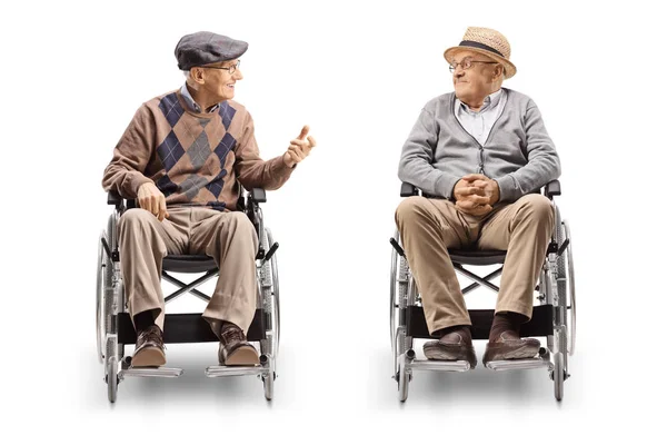 两个坐在轮椅上的高级男子在白色背景上进行了一次孤立的谈话 — 图库照片