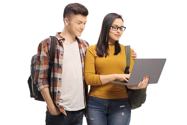 Beyaz Arka Plan Üzerinde Bir Laptop Arıyorum Tarama Izole Öğrenciler — Stok fotoğraf