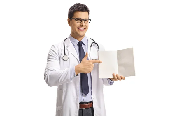 Jovem Sorridente Médico Masculino Segurando Caderno Branco Isolado Fundo Branco — Fotografia de Stock