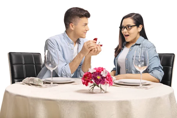 Jovem Propondo Uma Jovem Mulher Com Anel Uma Mesa Restaurante — Fotografia de Stock