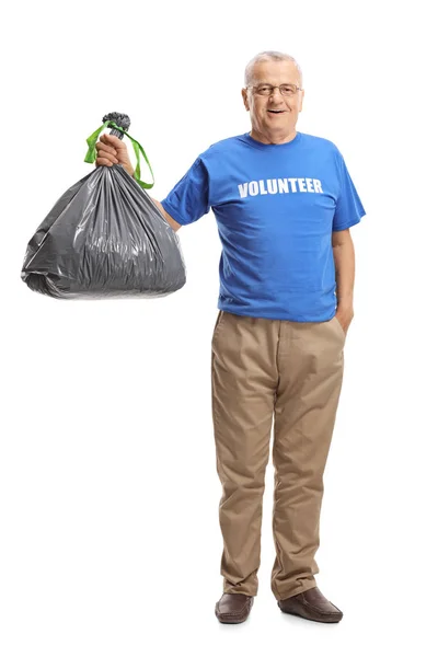 一个成熟的男性志愿者的全长肖像与塑料垃圾袋隔离在白色背景 — 图库照片