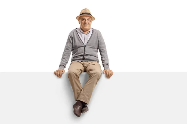 Старший Человек Сидящий Пустом Рекламном Щите Знак Изолирован Белом Фоне — стоковое фото
