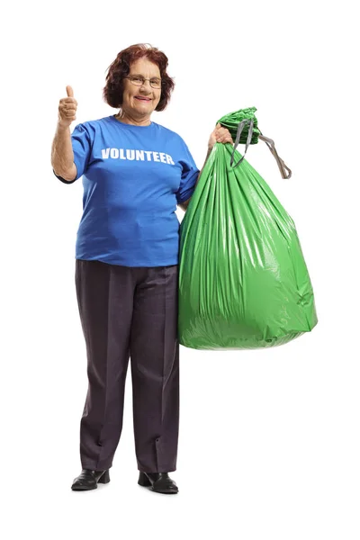 Retrato Comprimento Total Uma Voluntária Idosa Segurando Saco Lixo Verde — Fotografia de Stock