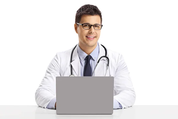 Αρσενικό Γιατρός Κάθεται Ένα Laptop Και Χαμογελαστός Απομονωθεί Λευκό Φόντο — Φωτογραφία Αρχείου