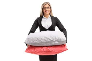 Beyaz arka planda izole yastıklar tutan formnal giysi kadın