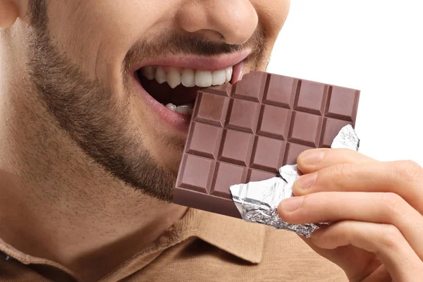 Man Eten Chocolade Geïsoleerd Witte Achtergrond — Stockfoto