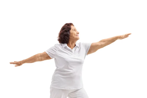Senior Mulher Espalhando Seus Braços Isolados Fundo Branco — Fotografia de Stock