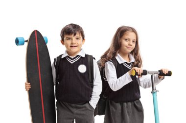 Bir Longboard ile Schoolboy ve beyaz arka planda izole bir scooter ile bir liseli